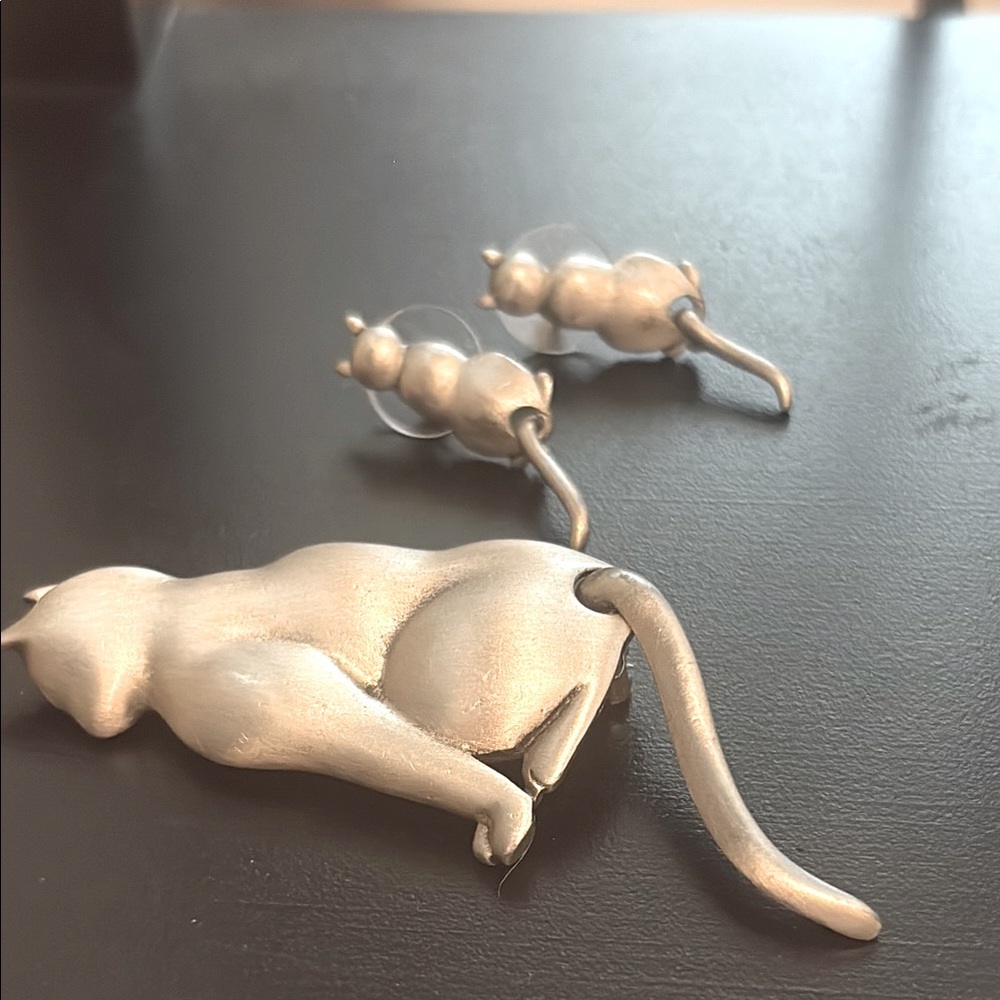 Signed JJ articulated cat brooch with matching articulated earrings pewter